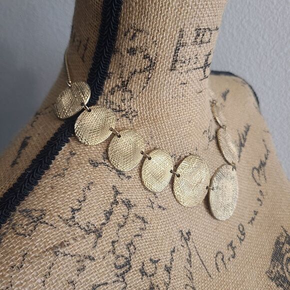 Elegant Gold Necklace - Picture 2 of 3